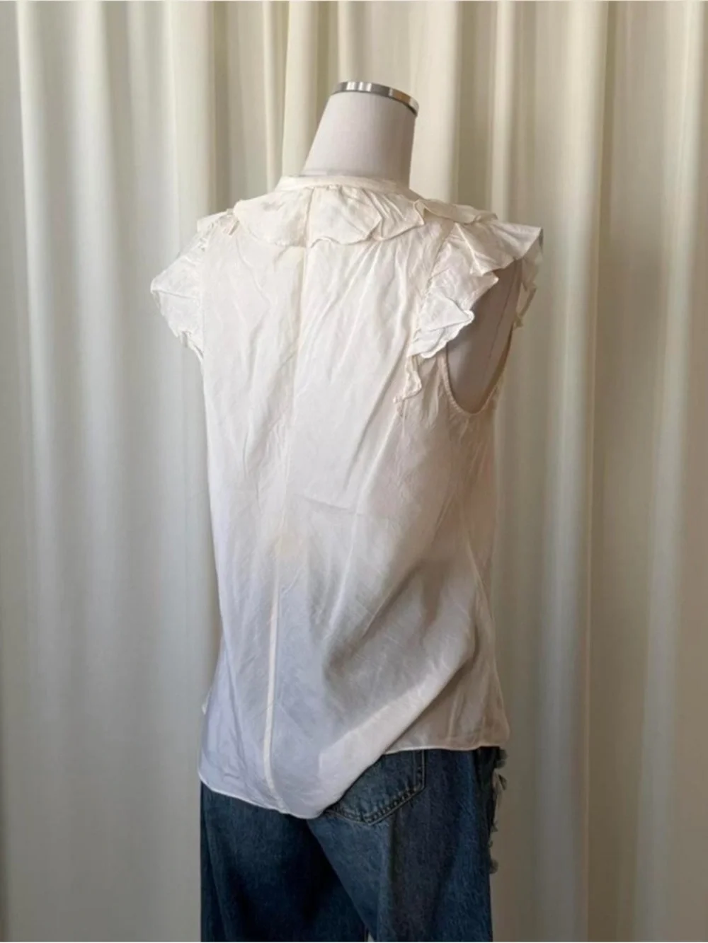 Vintage Y2K Banana Republic 100% Silk Ruffle V Neck Blouse Cream Sleeveless M. - Picture 5 of 8